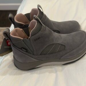 LL BEAN WOMEN’S  TEK 2.5 PULL-ON WINTER BOOT/SNEAKERS